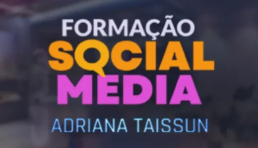 Anúncio do curso Formação Social Media com texto em branco, laranja e magenta sobre fundo desfocado de estúdio profissional, letra "Q" em "Social" integrada com ícone de balão de fala em amarelo, nome da instrutora Adriana Taissun em azul ciano, representando curso de gestão de redes sociais.