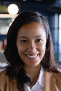 Gabriela Santos freelancer web designer satisfeita após criar negócio digital estruturado com cursos online