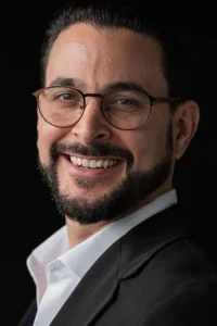 Marcos Matozo CEO de dropshipping satisfeito após estruturar negócio digital com o Portal de Negócios Online