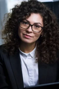 Simara Alves CEO de e-commerce satisfeita após estruturar negócio digital com o Portal de Negócios Online